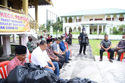 Nur Azmi Hashim Pimpin Pembagian 1000 Masker dan Hand Sanitizer untuk Masyarakat
